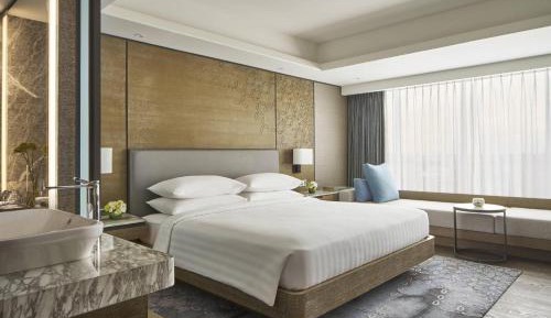 M Club lounge access, Guest room, 1 King, City view
