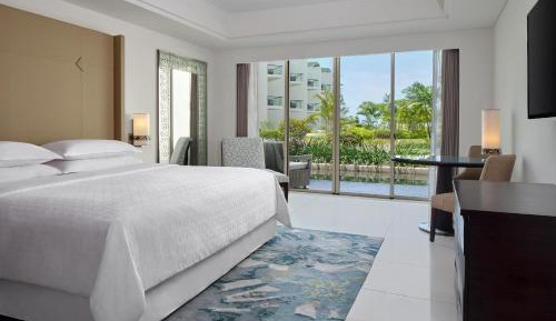 Guest Room Garden View, 1 King Bed (suitable for 2 adults & 2 children below 12 y.o. or 3 adults with Extra Bed)