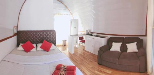 Deluxe Room (2 Adults + 1 Child)
