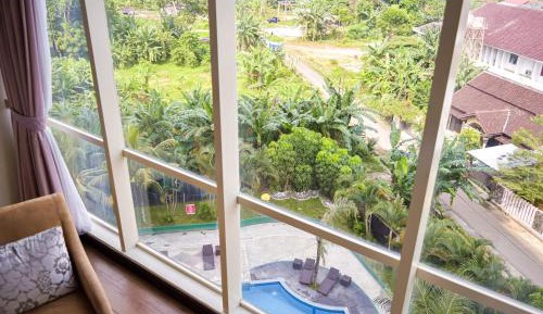 Deluxe King Room with Pool View