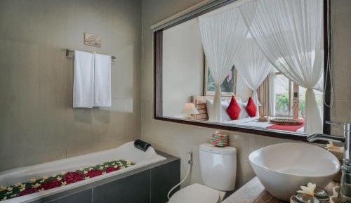 Suite with Pool Access and Free Benefit