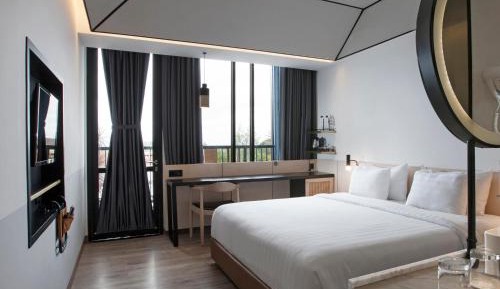 Deluxe King Room with Balcony