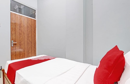 Kendal Hotel | OYO 91960 Fariza House Syariah
