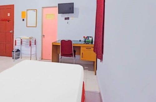 Waitabula Hotel | Hotel O Wisma Arwini Syariah Near Benteng Balangnipa