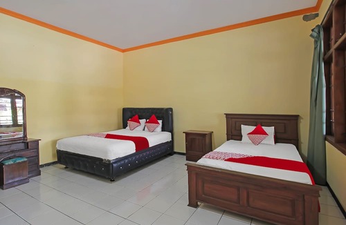 Nganjuk Hotel | OYO 1984 Hotel Istana Family Syariah