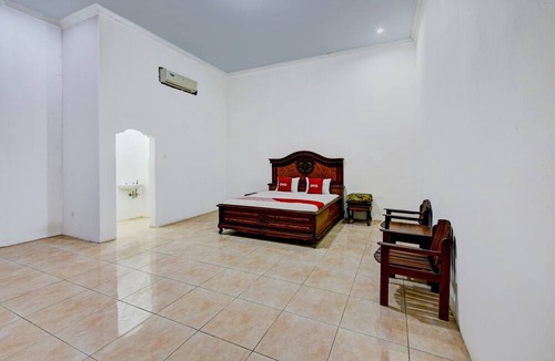 Kebasen Hotel | OYO 3479 Hotel Intan