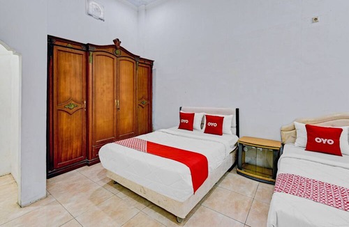 Kebasen Hotel | OYO 3479 Hotel Intan