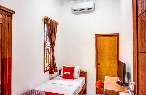 Pondok Aren Hotel | OYO 90846 Guesthouse Bintaro Asri Syariah