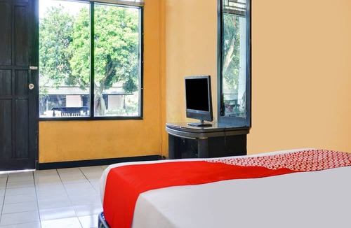 Cikampek House | Hotel O Mutiara Guest House