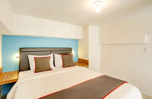 Waru Hotel | Super OYO Collection O 30 Amega Crown Sub