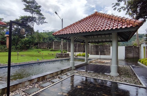 Pamijahan Hotel | Villa Rose Gunung Bunder by Ruang Nyaman