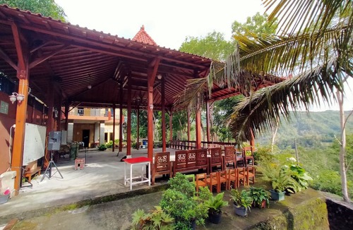 Srimulyo House | Binakarya Homestay Syariah