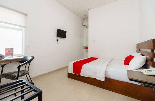 Padang Hotel | RedDoorz near Jembatan Siti Nurbaya Padang
