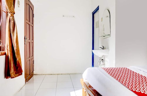 Pelabuhan Ratu Hotel | OYO 1187 Penginapan Bunda