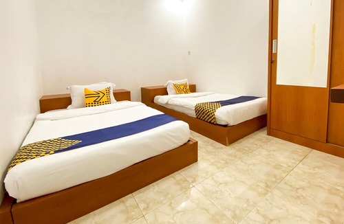 Padang Hotel | SPOT ON 2051 Sho Family Homestay & Resto