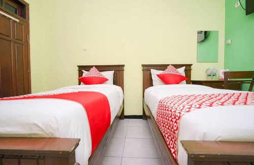 Probolinggo Hotel | OYO 1639 Penginapan Anggrek Syariah 1