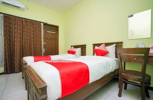 Probolinggo Hotel | OYO 1639 Penginapan Anggrek Syariah 1