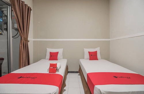 Subang Hotel | RedDoorz near Alun Alun Subang