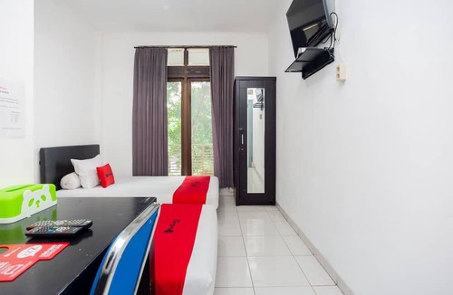 Pekayon Jaya Hotel | RedDoorz Syariah near Grand Galaxy Park