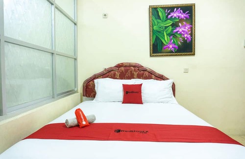 Ende House | RedDoorz near H. Hasan Aroeboesman Airport