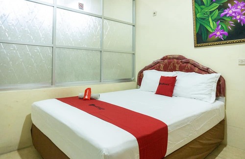 Ende House | RedDoorz near H. Hasan Aroeboesman Airport