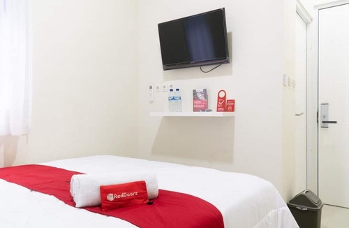 Ciakar Hotel | RedDoorz @ Garden Boulevard Citra Raya Tangerang