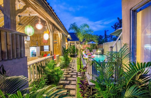 Mushroom Bay Hotel | The Syron Huts Lembongan