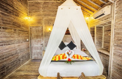 Mushroom Bay Hotel | The Syron Huts Lembongan