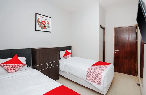 Gubeng Hotel | Capital O 1086 2oscar