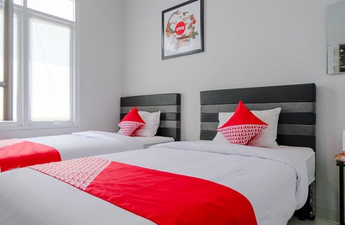 Jember Hotel | OYO 995 Alice's Homestay Syariah