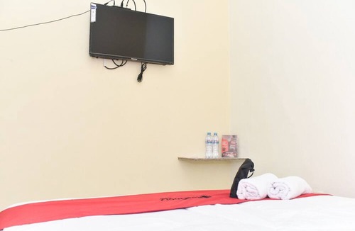 Waru House | RedDoorz Syariah near Exit Tol Waru