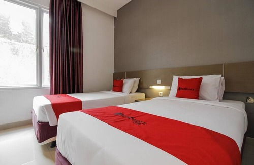 West Cirebon Hotel | RedDoorz near Goa Sunyaragi