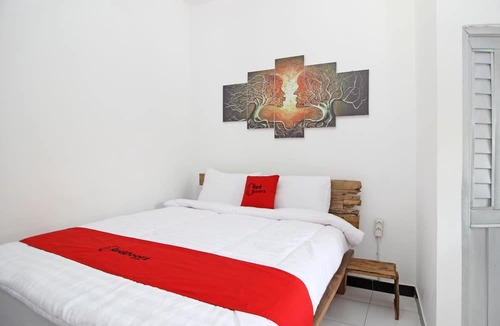 Mertoyudan Hotel | RedDoorz Syariah near Akmil Magelang