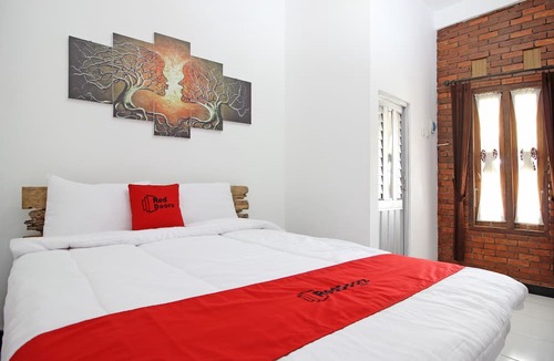 Mertoyudan Hotel | RedDoorz Syariah near Akmil Magelang