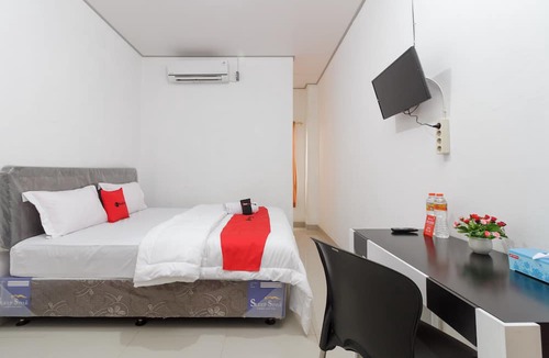 Banjarmasin House | RedDoorz near RSU Suaka Insan