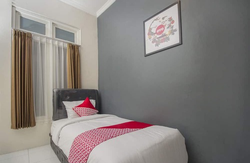 Ngaglik Hotel | OYO Life 647 Irooms Homestay