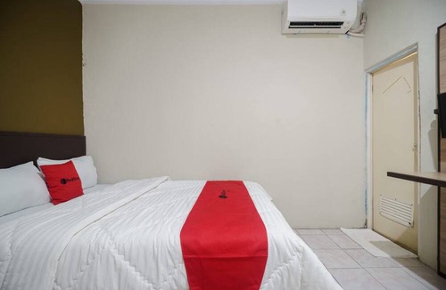 Karawang Timur Hotel | RedDoorz near Cikampek Mall Karawang