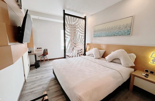 Kebon Kacang Hotel | Verse Luxe Hotel Wahid Hasyim