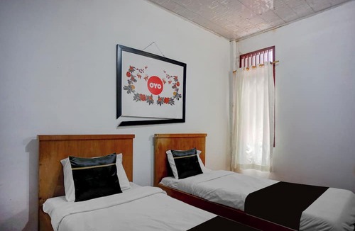 Berastagi Hotel | Hotel O near Monument Historique Berasta
