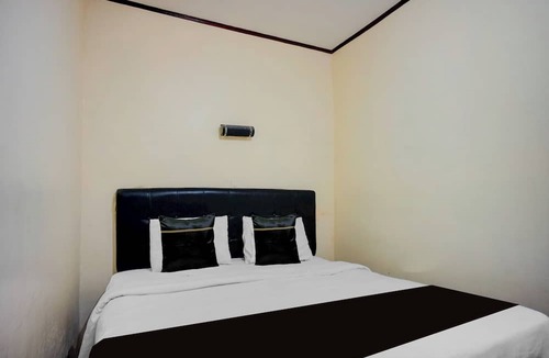 Berastagi Hotel | Hotel O near Monument Historique Berasta