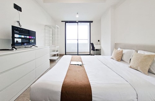 Panunggangan Utara Apartment | Homelike And Relaxing Studio Apartment Collins Boulevard