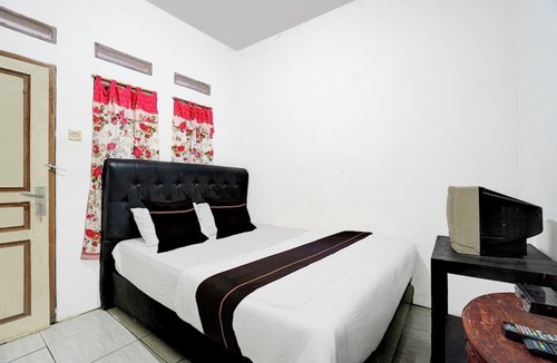 Cisarua Hotel | OYO 95065 Villa Ade