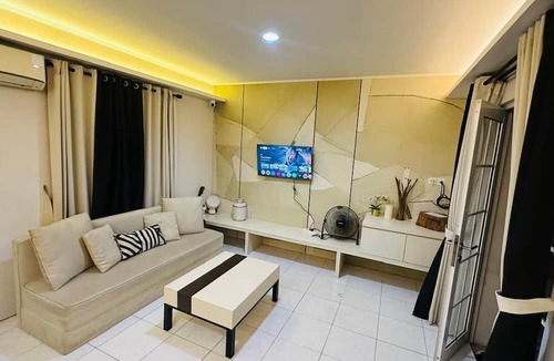 Pagedangan House | Suite Room by Echa at Alesha House