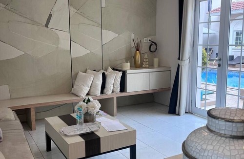 Pagedangan House | Suite Room by Echa at Alesha House