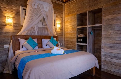 Mushroom Bay Hotel | Kama Nusa