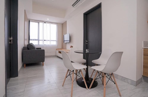 Pinang Apartment | Good and Cozy 2BR at Collins Boulevard Apartment