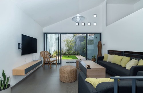 Sukajadi Villa | Pine Breeze Loft House