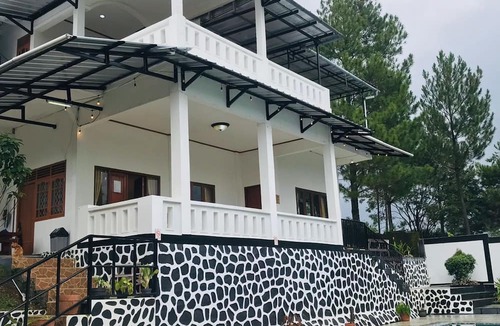 Megamendung Villa | Villa Putih Alvaro