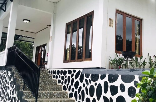 Megamendung Villa | Villa Putih Alvaro
