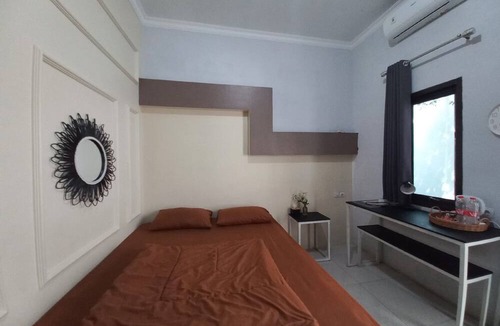 Karawang Timur Hotel | OYO 93962 Jm Guest House